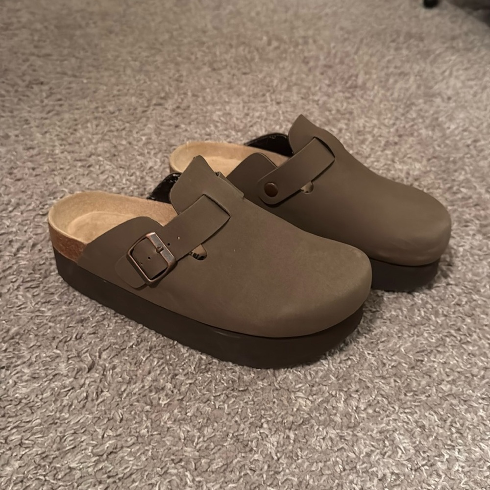 Cushionaire Platform Clogs